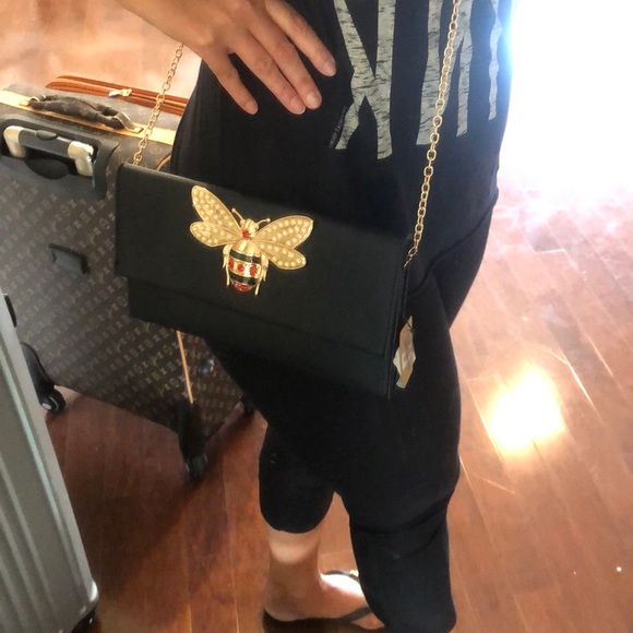 Host pick🎉🎉Gorgeous evening clutch by viviglam ❤️🌹❤️🌹 - Picture 4 of 8